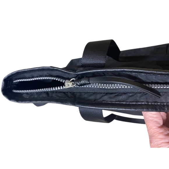 Lululemon Summer lovin Black nylon zipper closure tote - Picture 5 of 14